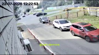 Легковушка LADA XRay врезалась в Lexus, игнорируя знак Только направо