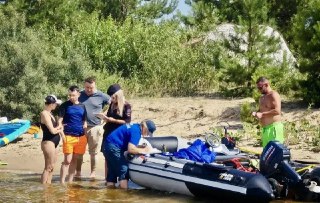 На Волге задержали катер с превышением пассажиров и ребенком на борту